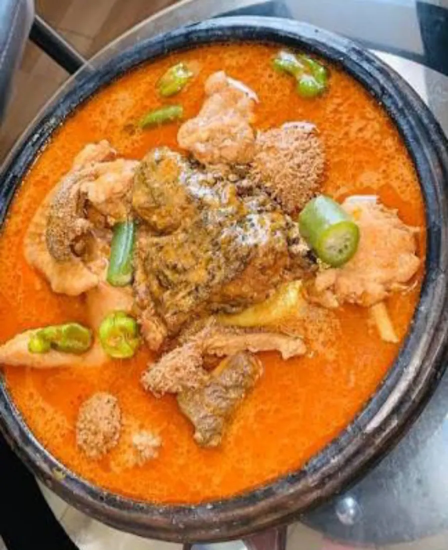 Fufu and Chicken Wrɛwrɛ Soup